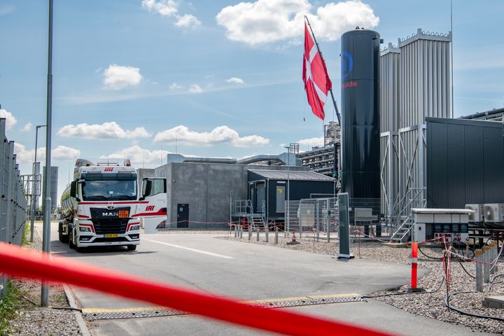 Verdens største PtX-anlæg blev i går indviet - her ses en lastbil med e-methanol, som blev kørt til Aabenraa Havn, hvor Laura Mærsk-skibet ventede på at tage imod.