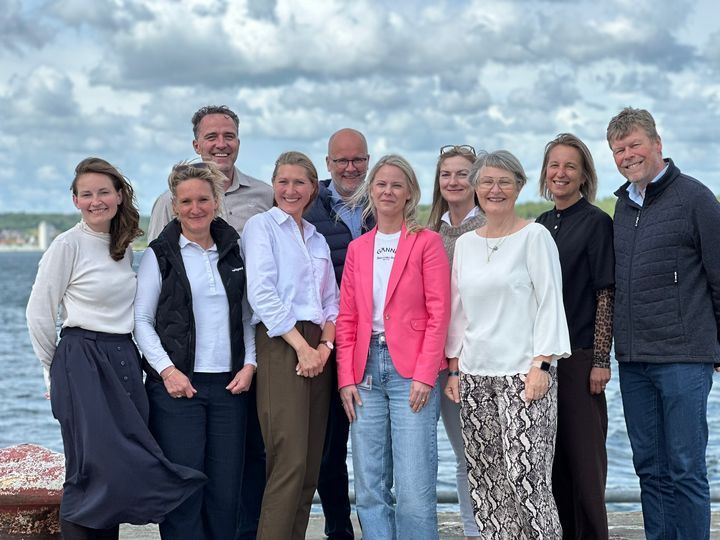 Stærke kræfter bag Aabenraa Kalder. Her ses en stor del af det engagerede advisory board, der står bag Aabenraa Kalder. Fra venstre: Bettina Holst (Business Aabenraa), Line Meldgaard (Meldgaard), Henrik Thykjær (Aabenraa Havn), Helle Malene Kjølsen Olsen (Aabenraa Kommune), Ole Jensen (Sydbank), Jane Aakjær Madsen (ABENA), Nanna Noe (Kohberg), Charlotte Hylleberg (Business Aabenraa), Rikke Clausen (Fleggaard) og Jan Sørensen (H. P. Therkelsen).