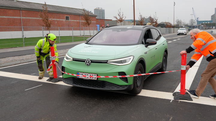 Øjeblikket hvor borgmester Jan Riber Jakobsen og udvalgsformand Dorte Soll som de første tager turen gennem det nye lyskryds.