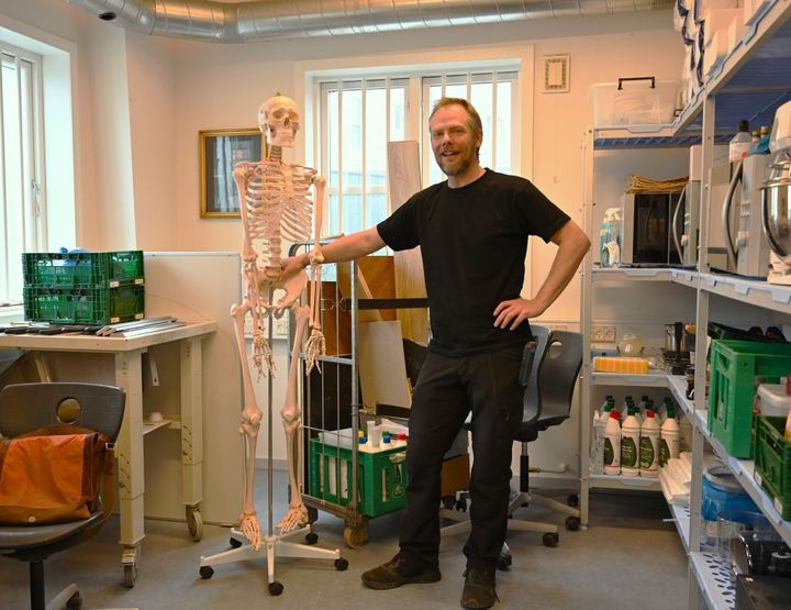 Morten Høck Thomsen hiver skelettet frem, når de indsatte skal lære, hvordan kroppen bedst gør rent.