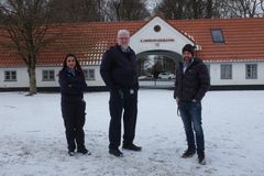 Lina Alasad sammen med forbundsformand Bo Yde Sørensen og tillidsrepræsentant Jørgen Gabs.