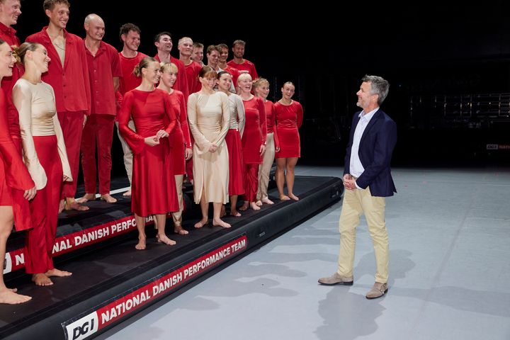 H.M. Kongen overværede DGI Verdensholdets show KATA i 2024 og talte efterfølgende med gymnasterne. H.M. Kongen er protektor for DGI.