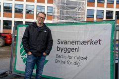 Søren Hjørlund foran DGI's kontorbygning, der bliver svanemærket renoveret, inden medarbejderne flytter ind.