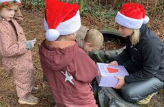 Postkasseleg er en af de 17 julelege i DGI's bevægelsesjukalender. Foto til fri afbenyttelse