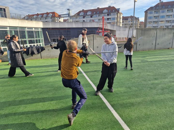 Til fritidsfestivalen gav Rollespilsfabrikken elever på Tagensbo Skole en prøvesmag på, hvad det vil sige at gå til rollespil.