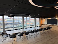 Mødelokalet Klubhuset ligger på fjerde sal. Det et af de mødelokaler på det nye landskontor, hvor der er plads til at holde møder med mange deltagere.