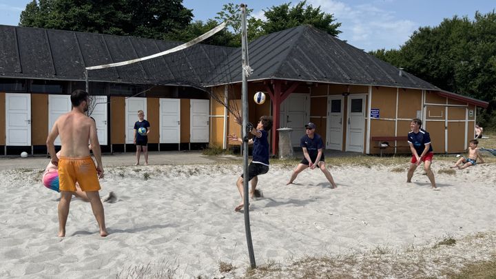 Fysiske aktiviteter som issvømning, fodbold og beachvolley skal i Viking Storebælt IF være med til at styrke unge uden job eller uddannelse, så de får selvtillid og evner til at indgå i forpligtende fællesskaber.