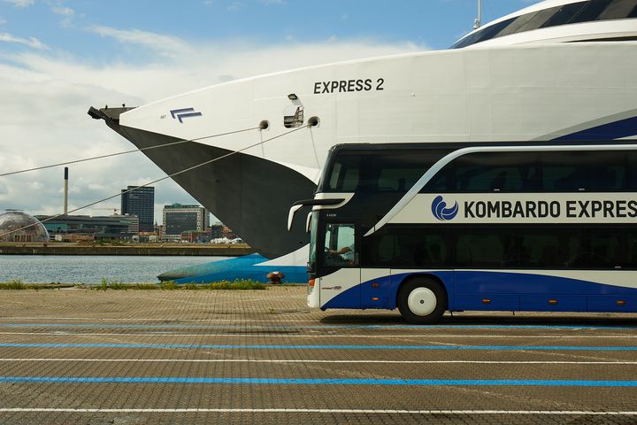Kombinationen af bus og færge har vist sig effektiv for Kombardo Expressen, som netop har sat ny passagerrekord i de første seks måneder af 2023.
