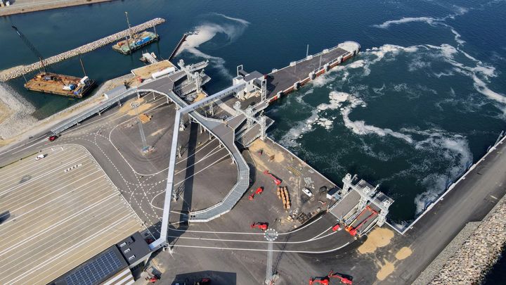 I Molslinjens havn i Aarhus skal der fyldes vand i ballasttanke for at holde færgerne nede, så de ved det kommende højvande stadig kan passe ind i færgelejerne.