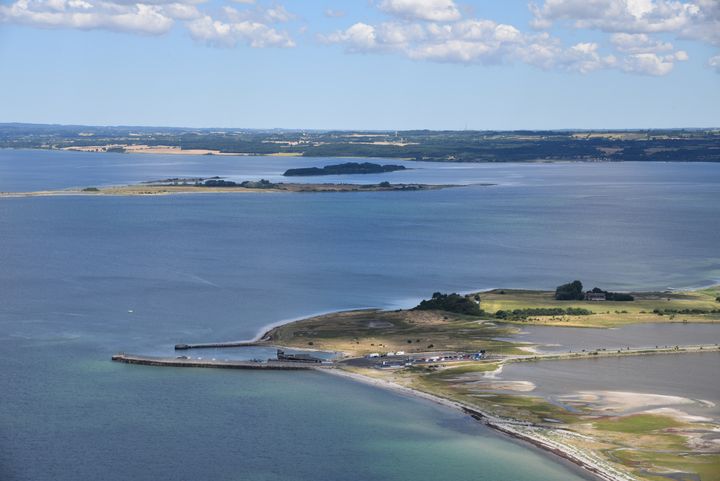Mandag den 4. marts lyder startskuddet for ombygningen af havnene i Bøjden (på billedet) og Fynshav, så de er klar til Alslinjens kommende elfærge.