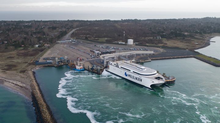 Hurtigfærgerne over Kattegat har haft travlt i august, hvor sensommervejret fik danskerne til at sejle med Molslinjen.