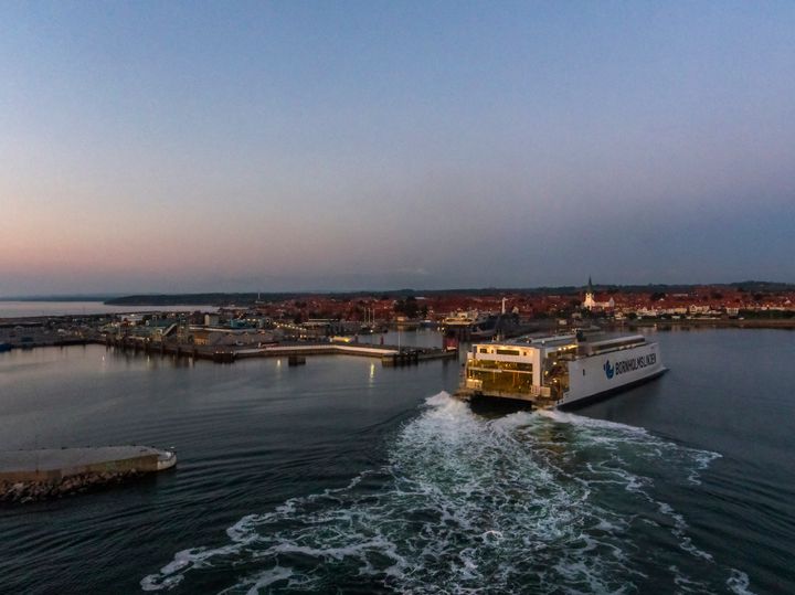 Bornholmslinjen og Rønne Havn går nu sammen om at lave de færgesimuleringer af ind- og udsejlingsforholdene i havnen med rederiets skibe i vejrforhold, der ikke tidligere har været simuleret.