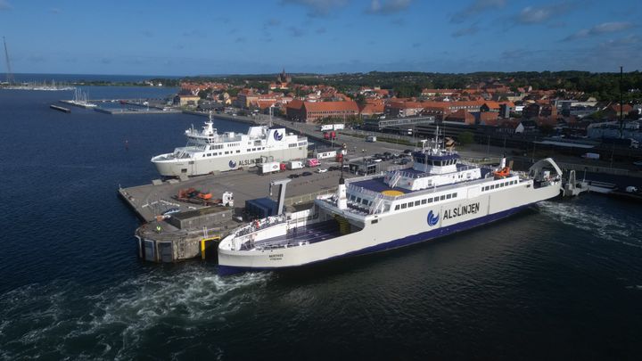 Molslinjens elfærge, Nerthus, lagde tidligt i morges til kaj i Kalundborg efter en næsten tre uger lang hjemsejlads fra Tyrkiet. Ny begynder arbejdet med at få færgen klar til den første tur den 16. juni.