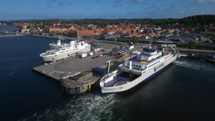 Mandag den 16. juni klokken 07.45 sejler elfærgen 'Nerthus' sin allerførste tur fra Kalundborg mod Ballen på Samsø efter færgen er blevet endeligt godkendt til sejlads af myndighederne.