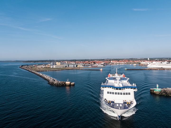 Færgen Hammershus, som sejler på ruten mellem Rønne og Køge, kan i det nye design ikke længere sejle sikkerhedsmæssigt forsvarligt sejle ind og ud af havnen i vindstyrker kraftigere end 18 meter i sekundet.