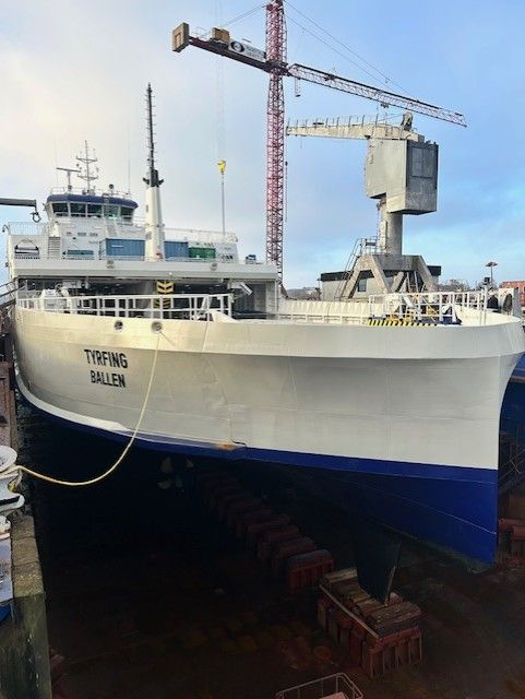 Tyrfing i dok ved værftet i Svendborg, hvor der arbejdes hårdt på at få færgen klargjort.