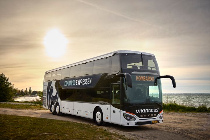 Fra 1. juni 2026 bliver det busselskabet Vikingbus, der overtager kørslen af Kombardo Expressens busser over Kattegat.