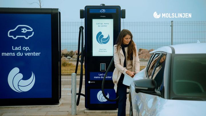 Nu kan du fylde bilen med billig strøm, mens du venter på færgen, med Molslinjens helt nye superchargere på havnen i Aarhus.