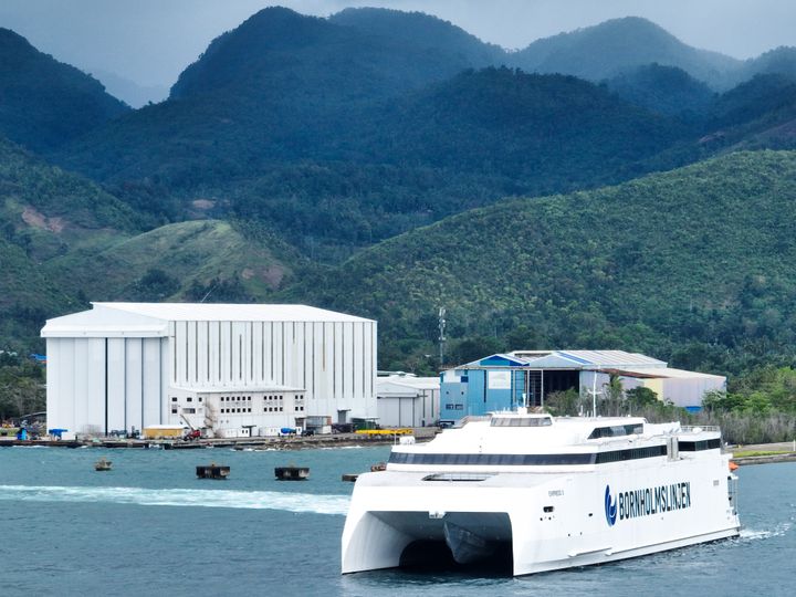 På dette billede fra værftet på Filippinerne er centerboven mellem de to skrog tydelig. Den vil være væk, når Express 5 vender tilbage.