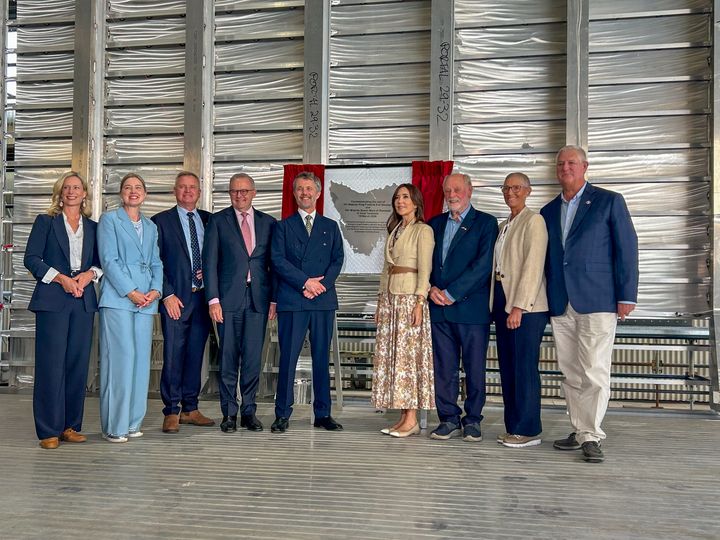 På dækket af Molslinjens første batteridrevne megakatamaran blev der opsat en plade til minde om det royale besøg. Denfølger med, når hurtigfærgen skal til Danmark i slutning af 2027.