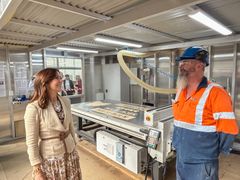 Hendes Majestæt Dronning Mary tog dele af den nye hurtigfærge i øjesyn.