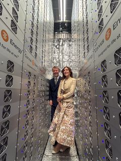 Hans Majestæt Kong Frederik og Hendes Majestæt Dronning Mary kom helt tæt på batteripakken på en hurtigfærge.