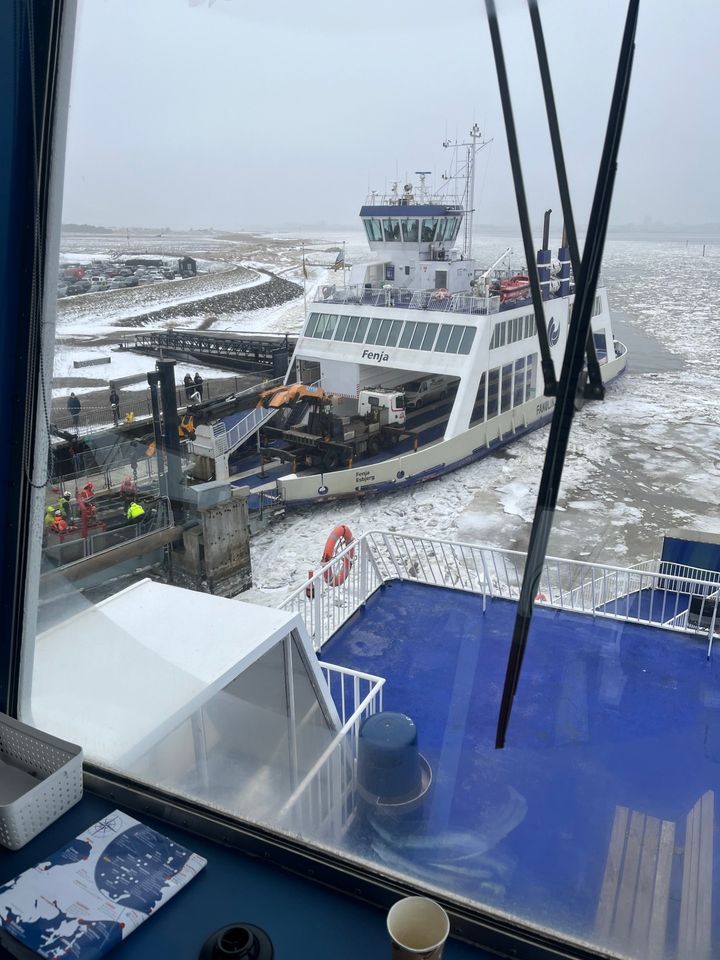 Der blev arbejdet på højtryk i det iskolde vejr, da rampen gav efter og faldt ned. Læren fra det første rampeuheld betød, at driften på Fanølinjen kunne genoptages ganske hurtigt denne gang. Nu skal nyt design af løftecylinderne gerne sikre, at uheldet ikke gentager sig.