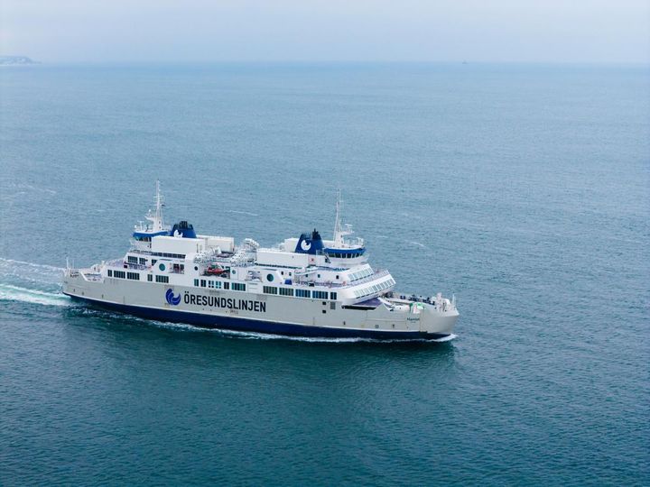 Mer än varannan av Molslinjens färjeavgångar drivs med ren el i sommar. Här är det Öresundslinjens färja Hamlet som trafikerar rutten mellan Helsingborg och Helsingör.
