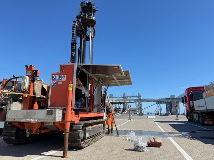 De indledende undersøgelser er gået i gang på havnen i Aarhus, hvor boreprøver skal vise, at pladsen kan holde til fundamentet af de store batterier.