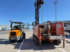 De indledende undersøgelser er gået i gang på havnen i Aarhus, hvor boreprøver skal vise, at pladsen kan holde til fundamentet af de store batterier.