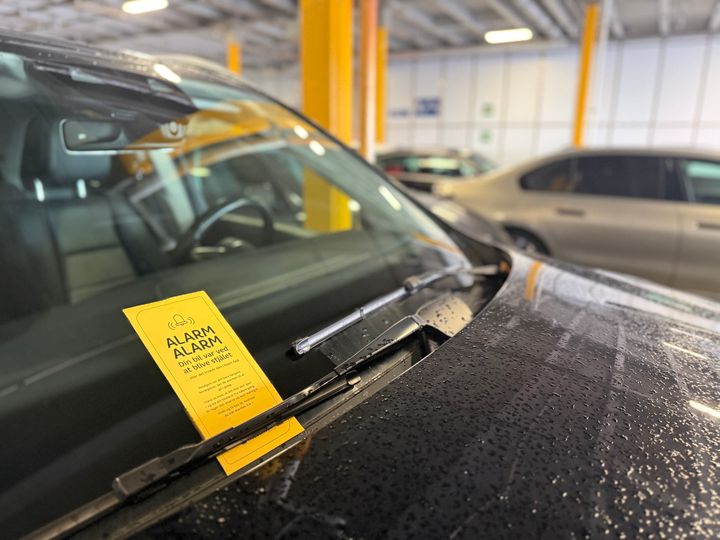Det ligner en parkeringsafgift, men den gule seddel er en venlig påmindelse om at slå bilalarmen fra på næste færgetur. Siden marts har Molslinjen uddelt mere end 20.000 af de gule sedler.
