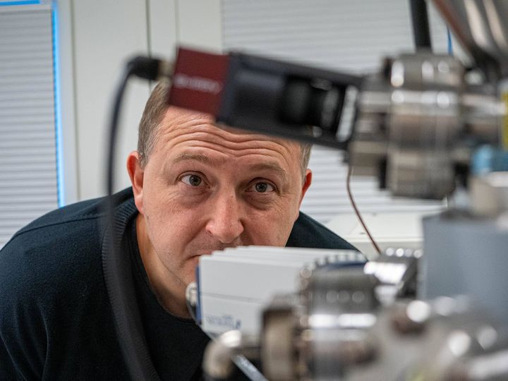 Lektor Jacek Fiutowski med ét af de mikroskoper, der bruges i projektet.