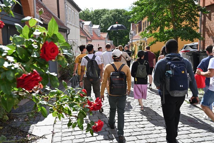 Fra sommerskolen 2023, hvor de danske og internationale studerende var på rundtur i Odense by.