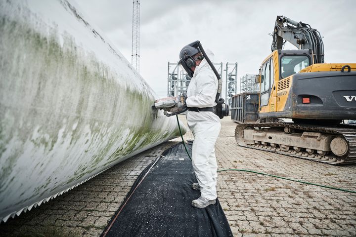 En vindmøllevinge bliver skåret op på Esbjerg Havn