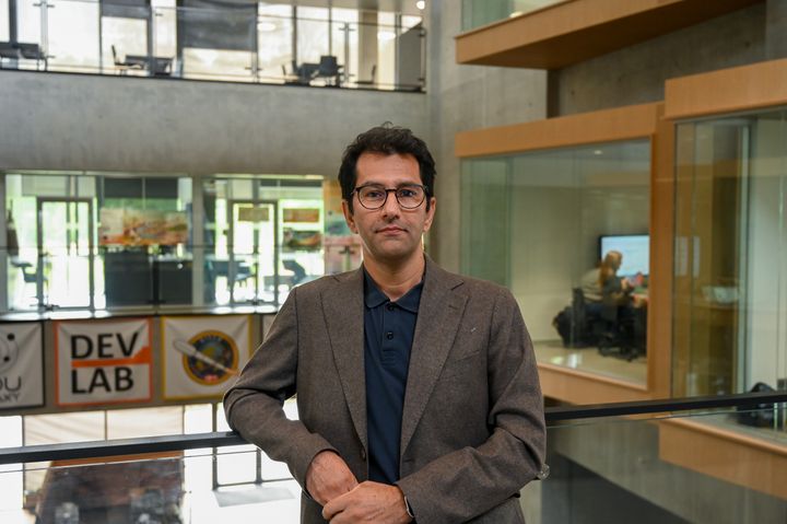 Professor Farshad Moradi har de seneste år stået i spidsen for sektionen for elektronik og fotonik på Aarhus Universitet. 1. august 2025 rykkede han og hans kollegaer til Det Tekniske Fakultet på SDU og den nye sektion SDU Microelectronics.