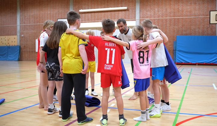 Artiklen How to Promote Wellbeing in Youth Sport samler 19 konkrete anbefalinger til, hvordan alle involverede kan bidrage til at skabe sunde, trygge og meningsfulde idrætsfællesskaber for børn og unge.