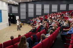 Prorektor på Syddansk Universitet, Helle Waagepetersen, holder tale for de nye studerende og alle gæsterne.