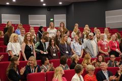 Der var høje klapsalver til de studerende, da de på opfordring rejste sig fra deres pladser i auditoriet