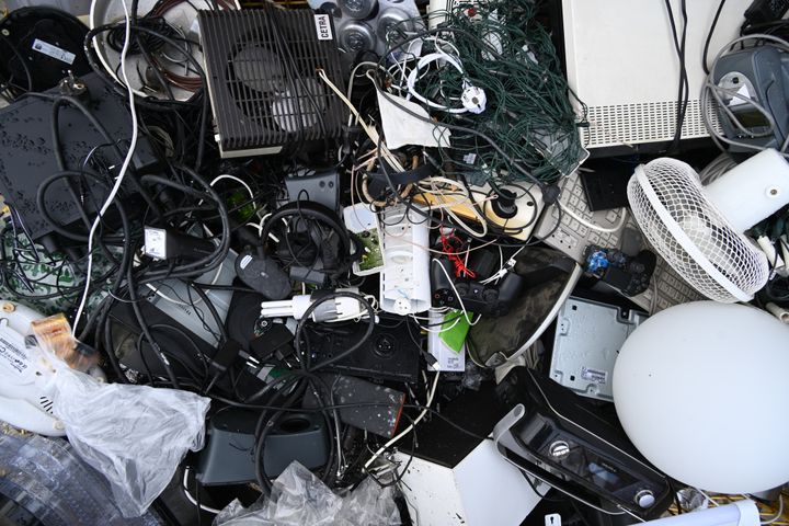 Emballageplastik fylder mest i debatten om vores plastikforbrug, men udgør kun omkring en tredjedel af det samlede forbrug af plastik. Der er også masser af plastik i f.eks. byggematerialer, elektronik og biler, og meget af denne plastik bliver slet ikke genanvendt.