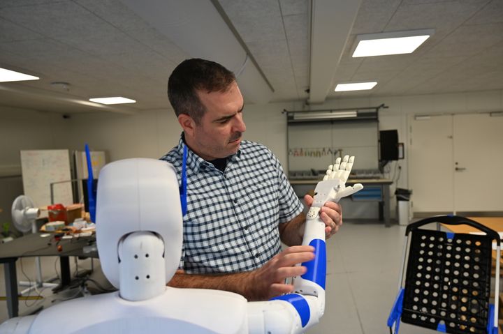 Oskar Palinko er lektor i robotteknologi på Syddansk Universitet og har i mange år forsket i mobile robotter og interaktion mellem robotter og mennesker. Nu skal han stå i spidsen for et forskningsprojekt med bl.a. Novo Nordisk og tyske Harting om udvikling af en humanoid robot til industrien. Robotten, han står med her, er en prototype fra et tidligere forskningsprojekt.