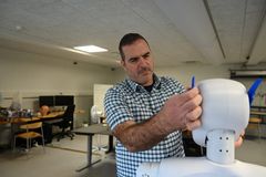 Oskar Palinko med en humanoid prototype fra et tidligere projekt, HospiBot, der handlede om at udvikle robotter til sundhedsvæsenet.