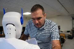 Oskar Palinko med en humanoid prototype fra et tidligere projekt, HospiBot, der handlede om at udvikle robotter til sundhedsvæsenet.