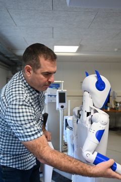 Oskar Palinko med en humanoid prototype fra et tidligere projekt, HospiBot, der handlede om at udvikle robotter til sundhedsvæsenet.