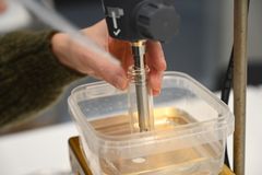 Mayonnaisen bliver i laboratoriet lavet med et videnskabeligt "piskeris", der rotererer med et helt bestemt antal omdrejninger i minuttet.