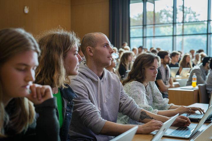 Studerende til undervisning på SDU i Odense