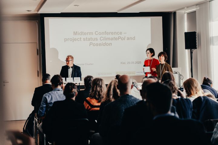 På billedet ses klimaprofessor og leder af SDU Climate Cluster Sebastian Mernild, Jessica Baier, projektleder af ClimatePol og Julie Skødt Clausen, projektleder for POSEIDON.