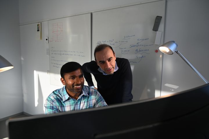 Vinay Chakravarthi Gogineni og Esmaeil Nadimi har udviklet en algoritme til machine unlearning i store AI-systemer, altså en metode til ikke bare at slette data, men også det AI'en har lært af den data. Arbejdet har de beskrevet i en artikel i det toneangivende tidsskrift Journal of Machine Learning Research.