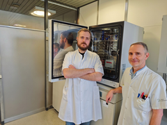 Flemming Damgaard og Ulrik Stenz Justesen fra Forskningsenhed for Klinisk Mikrobiologi på Klinisk Institut, Syddansk Universitet og Odense Universitetshospital har fundet fundet en hidtil ukendt virus i en almindelig tarmbakterie. Virusset ses oftere hos patienter med tarmkræft.