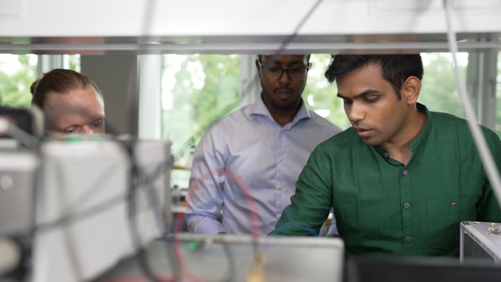 Foto af Hitesh Kumar Sahoo fra DTU, som er en af de 55 forskere, der har modtaget en bevilling gennem Spin-outs Denmark. Han er CEO og medstifter af Phanofi, der udvikler teknologi, der kan reducere energiforbruget i datacentre med ti procent – en plug and play-løsning, som ethvert datacenter kan tage i brug. Virksomheden beskæftiger i dag ti medarbejdere. Som medstifter af Phanofi blev Hitesh Kumar Sahoo den første bevillingsmodtager fra Spin-outs Denmark til at etablere en virksomhed.