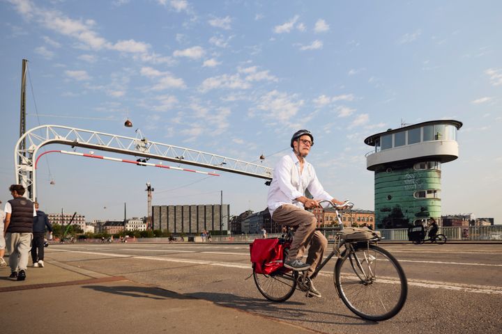 I storbyerne, hvor der er flest, der cykler til arbejde eller uddannelse, er andelen faldet fra 47 pct. af de voksne i 2020 til nu 44 pct. Faldet er markant større i oplands- og landkommuner. I Faxe Kommune er andelen f.eks. næsten halveret – fra 13 til 7 pct. af de voksne.